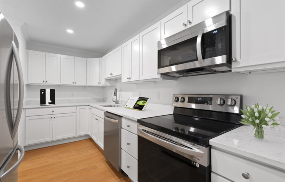 Waterfall Hill at Canton MA Apartments - Kitchen