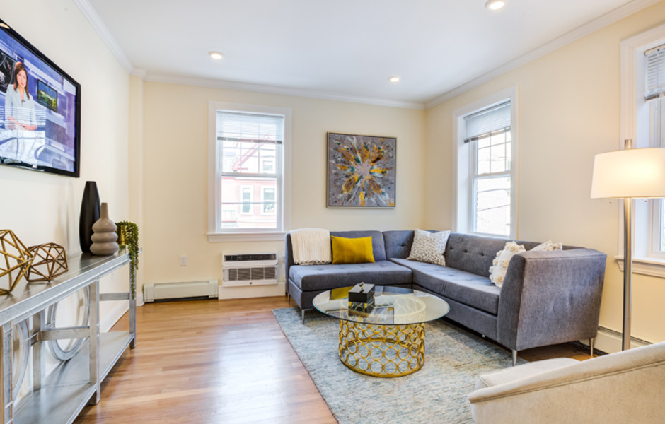 Auburn Harris Courtyard - Living Room