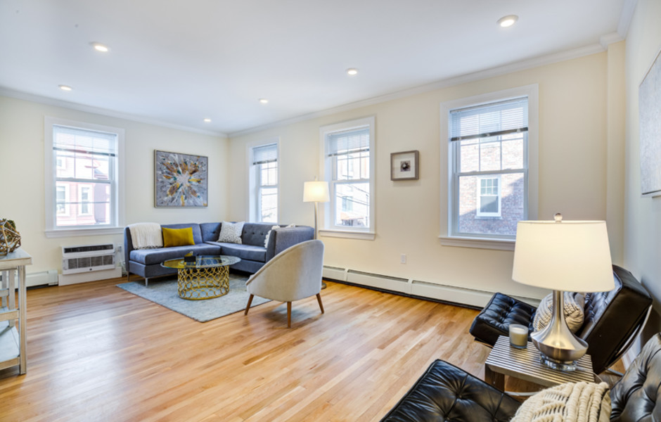 Auburn Harris Courtyard - Living Room